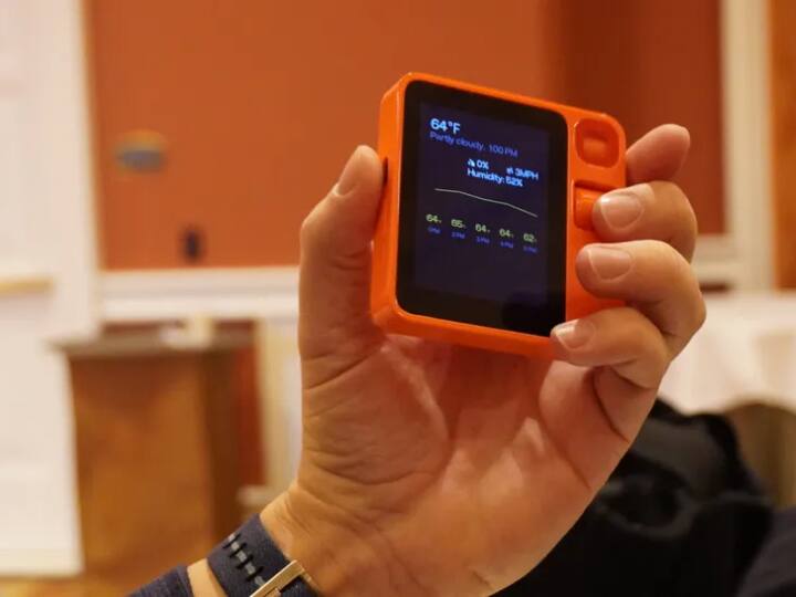 सरल भाषा में आपको समझाएं तो ये एक AI अस्सिटेंस डिवाइस है जो आपके बोलने मात्र पर आपके काम कर देता है. जैसे अगर आप कहीं की ट्रिप प्लान कर रहे हैं और आपको होटल बुकिंग करनी है तो आप स्पीक बटन को दबाकर इसे पूरी डिटेल्स दे सकते हैं. जैसे कितने लोग ट्रेवल करेंगे, कब जाना है, कितने रूम वाला बेड आदि. ये डिवाइस आपके कमांड पर काम करते हुए आपके लिए बेस्ट होटल को आपके निर्देश पर बुक कर देगा. यानि आपका काम बोल के हो जाएगा.