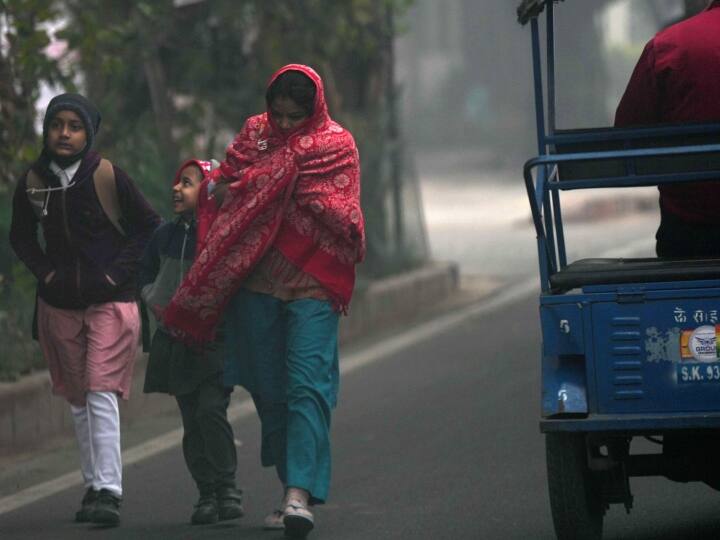 Delhi-Haryana-Punjab Weather Forecast: दिल्ली, हरियाणा और पंजाब में ठंड का कहर जारी है. वहीं कोहरे ने भी लोगों की परेशानी बढ़ा रखी है. तीनों ही राज्यों में तापमान सामान्य से कम दर्ज हो रहा है.