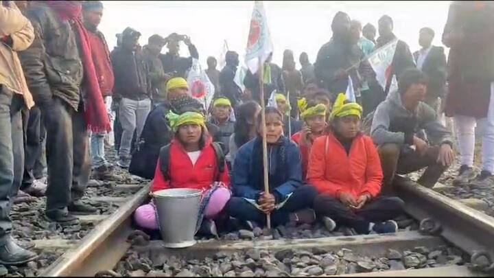 আলাদা রাজ্য ও আলাদা ভাষার দাবি পাশাপাশি বিক্ষোভকারীদের অভিযোগ, উত্তরবঙ্গ বঞ্চিত। এদিন সকালে আপ-ডাউন দুটি লাইনেই বসে পড়েন বিক্ষোভকারীরা।