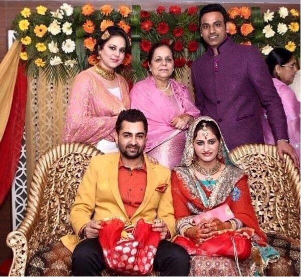 ਸ਼ੈਰੀ ਦੀਆਂ ਇਨ੍ਹਾਂ ਤਸਵੀਰਾਂ ਨੇ ਸਭ ਦਾ ਧਿਆਨ ਆਪਣੇ ਵੱਲ ਖਿੱਚਿਆ ਹੈ। ਇਨ੍ਹਾਂ ਤਸਵੀਰਾਂ ਵਿੱਚ ਪੰਜਾਬੀ ਗਾਇਕ ਆਪਣੀ ਪਤਨੀ ਪਰੀਜ਼ਾਦ ਨਾਲ ਕਿਸੇ ਰੈਸਟੋਰੇਂਟ ਵਿੱਚ ਵਿਖਾਈ ਦੇ ਰਹੇ ਹਨ।