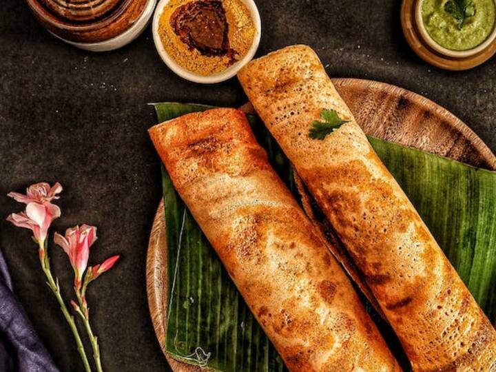 பின்பு மாவை நன்கு கலந்துவிட்டு, தோசை கல்லில் எண்ணெய் தேய்த்து சிறிதளவு மாவை ஊற்றி தேய்க்கவும்.