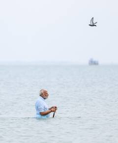 Photos: अंगी तीर्थ पर लगाई आस्था की डुबकी, फिर पहुंचे रामनाथस्वामी मंदिर, पीएम मोदी ने दर्शन से पहले फिर किया स्नान