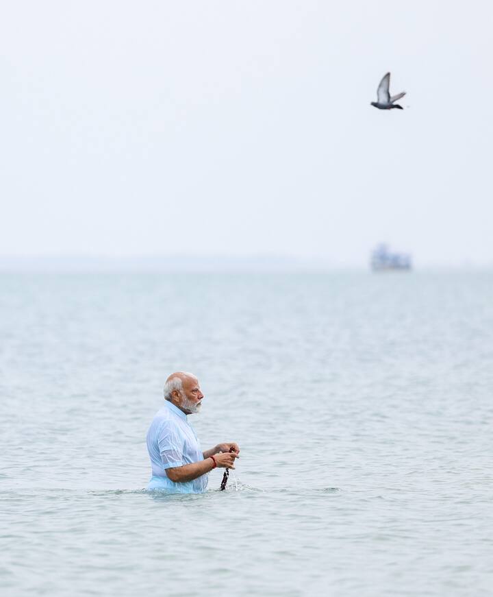 प्रधानमंत्री नरेंद्र मोदी ने शनिवार (20 जनवरी) को अंगी तीर्थ तट पर स्नान करने के बाद भगवान रामनाथस्वामी मंदिर में पूजा की.