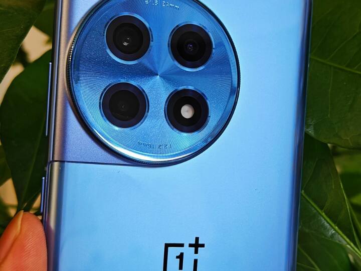 प्रोसेसर की बात करें तो वनप्लस 12 में आपको क्वालकॉम स्नैपड्रैगन 8 जेन 3 SOC का सपोर्ट मिलेगा जबकि वनप्लस 12R में स्नैपड्रैगन 8 जेन 2 SOC का सपोर्ट मिलेगा.