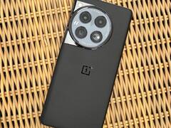 Oneplus 12 और 12R की तस्वीरें आई सामने, देखिए कैसा है कंपनी के फ्लैगशिप फोन का लुक और डिजाइन