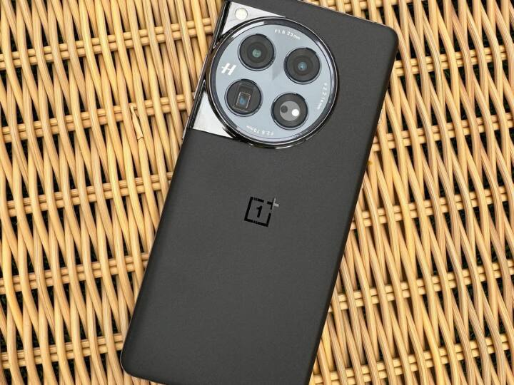 दोनों ही फोन्स का डिजाइन पिछले बार की तरह ही रहने वाला है. फोन में राउंड एज वाली स्क्रीन और रियर पैनल में राउंड मॉड्यूल में कैमरा सेटअप मिलेगा. Oneplus 12 में 50+48+64MP का कैमरा मिलेगा जबकि Oneplus 12R में 50+8+2MP के तीन कैमरा मिलेंगे.