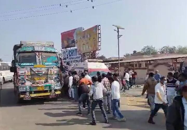 Accident: ઉમરેઠ ઓડ ચોકડી પાસે ટ્રકે બાઇક ચાલકને મારી ટક્કર, મહિલાનું ઘટના સ્થળે મોત