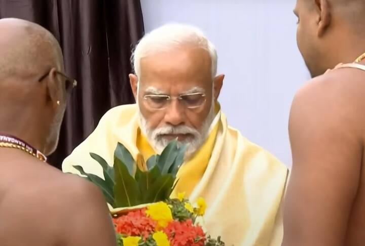 ராஜகோபுரம் முன்பு அளிக்கப்பட்ட பூரண கும்பம் மரியாதையை பிரதமர் மோடி ஏற்றுக்கொண்டார்.