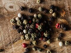 Health Tips: हाय बीपीवर ताबडतोब नियंत्रण ठेवायचं असेल तर 'अशा' प्रकारे खा काळी मिरी; बीपी लगेच कमी होईल