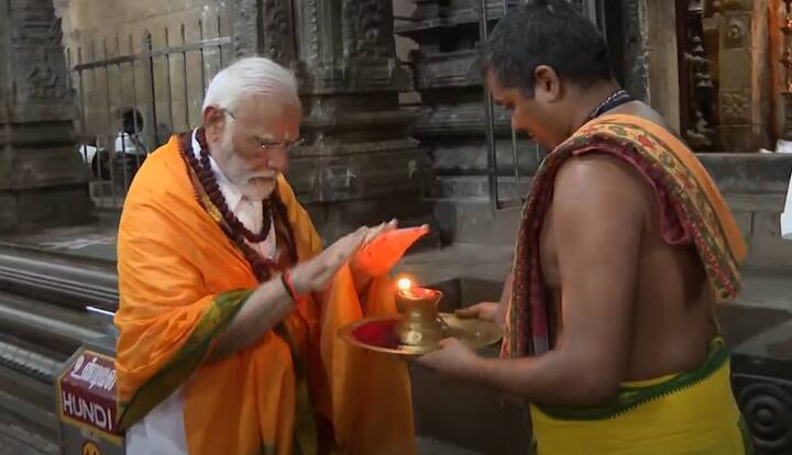 இன்று பிரதமர் மோடி, ராமேஸ்வரத்தில் உள்ள ராமநாத சுவாமி கோவிலில் சுவாமி தரிசனம் செய்துள்ளார்.