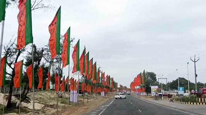 சாலை முழுவதும் கட்சிக் கொடிகள்..! விண்ணைப் பிளக்கும் ஜெய்ஸ்ரீராம் கோசம்.. மோடியை வரவேற்கத் தயாரான பாஜகவினர்..!