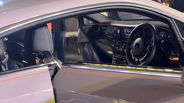 তবে কিছু কিছু জায়গায়, রোলস রয়েস ডিজাইনের আদলে তৈরি হলেও 'দ্য স্পেকটার'-এ ইভির সঙ্গে মানানসই বেশ কিছু স্টাইলিংয়ে পরিবর্তন আসবে বলে জানা গিয়েছে। গাড়ির আকার অনেকটাই এয়ারোডায়নামিক, যা কিনা অপটিমাম রেঞ্জের একটি ইভির জন্য খুবই দরকার।  ছবি- রোলস রয়েস