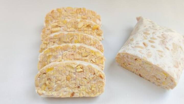 মূলত সয়াবিন দিয়ে তৈরি করা হয় Tempeh. পাউরুটির মতো কেটে বিক্রি হয় বাজারে। ইন্দোনেশিয়ায় নিরামিষাশীদের মধ্যে জনপ্রিয় Tempeh. বাদামের স্বাদ পাওয়া যায়। প্রোটিন, ফাইবার, ভিটামিনে সমৃদ্ধ। ছবি: ফ্রিপিক।