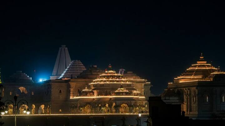 रामलला का भव्य महल इंजीनियरिंग और आर्किटेक्चर का नायब उदाहरण है. मंदिर 12 फीट की जगत और एक ऊपरी चबूतरे पर खड़ा है. सीढ़ीदार पांच मंडप बनाए गए हैं. गरबा गृह के ऊपर वाला शिखर सबसे ऊंचा 161 फीट का है. मंडप में 300 स्तंभ और 44 द्वार बनाए गए हैं.