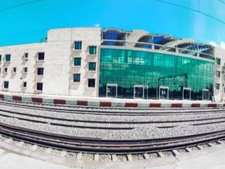 अयोध्या के नवनिर्मित रेलवे स्टेशन में कुल तीन नए प्लेटफॉर्म है. इसको बनाने में कुल 4 साल का समय लगा. ये पूरे 11 हजार वर्गमीटर में फैला हुआ है. इसको बनाने में 240 करोड़ की लागत लगी है. इसकी खासियत है कि ये श्री राम जन्मभूमि मंदिर से प्रेरित है. ये त्रेता युग सा एहसास देता है.