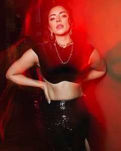 Shama Sikander PHOTO: થાઈ હાઈ સ્લિટ સ્કર્ટમાં શમા સિકંદરે આપ્યા કિલર પોઝ