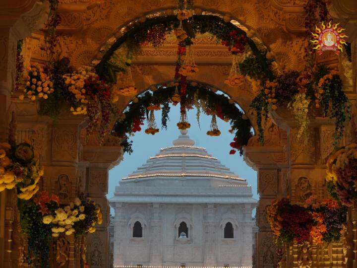 प्राण प्रतिष्ठा से पहले राम मंदिर की भव्यता दिखाई दे रही है. फूलों से सजा हुआ मंदिर और भी ज्यादा खूबसूरत लग रहा है. मंदिर का एक-एक कोना फूलों से सजाया गया है.