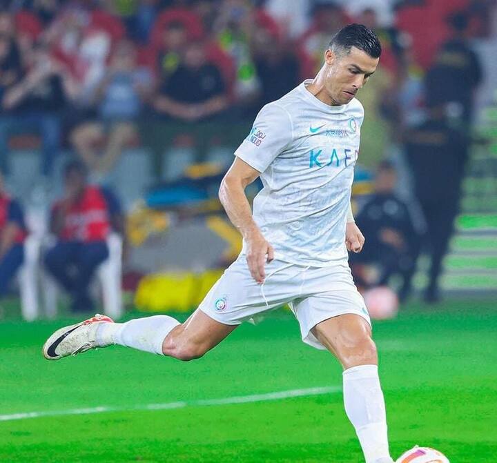 நட்சத்திர வீரர் கிறிஸ்டியானோ ரொனால்டோ சவுதி அரேபியாவில் உள்ள புகழ்பெற்ற அல் நாசர் கிளப் அணிக்காக விளையாடி வருகிறார்.