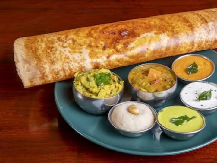 பின்பு அவலை கழுவி அரைப்பதற்கு 30 நிமிடம் முன்பு ஊறவிடவும்.