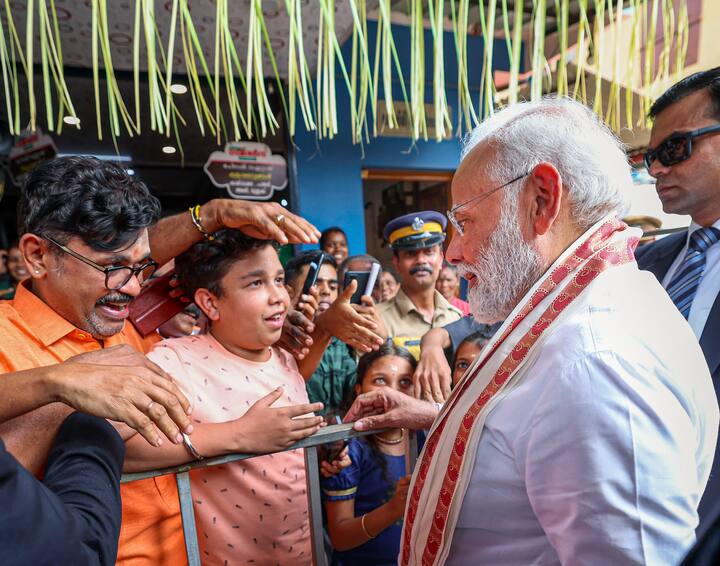 प्रधानमंत्री नरेंद्र मोदी बुधवार (17 जनवरी) को केरल दौरे पर पहुंचे, जहां उन्होंने गुरुवायूर मंदिर में पूजा अर्चना की.