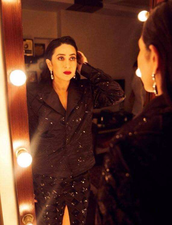 90 के दशक की टॉप की हीरइनों में शुमार करिश्मा कपूर पिछले लंबे समय से पर्दे से गायब हैं. अब वह बहुत जल्द 'मर्डर मुबारक' में नजर आने वाली हैं, जो ओटीटी पर रिलीज होगी.