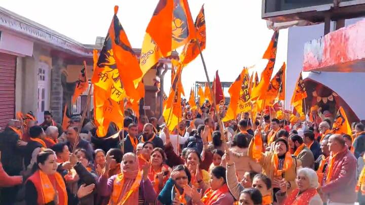 अयोध्या में होने वाले प्राण प्रतिष्ठा कार्यक्रम से पहले शिमला में भव्य शोभायात्रा का आयोजन किया गया. इस शोभायात्रा में शहर भर के हजारों राम भक्तों ने हिस्सा लिया. इस दौरान पूरा शहर राम धुन में डूबा हुआ नजर आया.