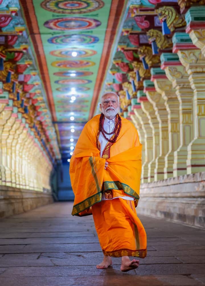 पुजारियों ने पीएम मोदी का पारंपरिक तरीके से स्वागत किया. पीएम ने मंदिर में हुए भजन कार्यक्रम में भी हिस्सा लिया.