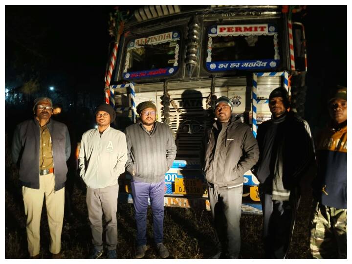 Balrampur News: बलरामपुर जिले में कोचियों और तस्करों के खिलाफ कार्रवाई का सिलसिला जारी है. एक बार फिर से राजस्व व पुलिस की टीम ने जिले में धान के अवैध परिवहन एवं संग्रहण पर कड़ी कार्रवाई की है.