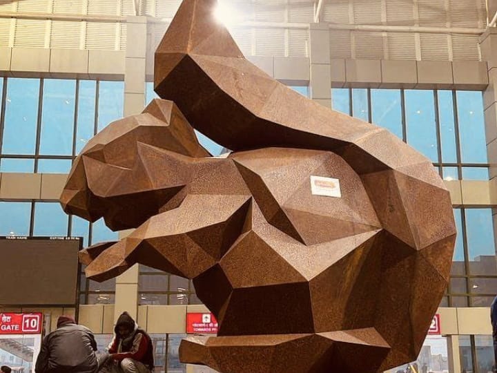 अयोध्या आने वाले श्रद्धालुओं और यात्रियों को एयरपोर्ट और रेलवे स्टेशन के साथ-साथ अंतरराज्यीय बस अड्डा यानी ISBT की सौगात भी मिल रही है. इसे कई चरणों में विकसित किया गया है. बस अड्डे पर अंतरराष्ट्रीय मानकों के आधार पर सौंदर्यीकरण भी कराया गया है. यहां दूसरे राज्यों से आने वाले यात्रियों के लिए तमाम जरूरी सुविधाएं मिलेंगी.