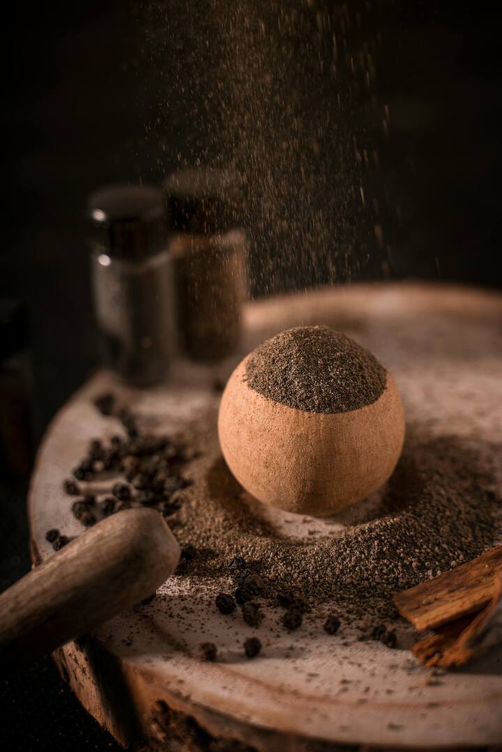 काळ्या मिऱ्यांमध्ये अनेक पोषक घटक आढळतात, जे आपल्या आरोग्यासाठी खूप फायदेशीर असतात. जसे - पोटॅशियम, कॅल्शियम, लोह, मॅग्नेशियम इत्यादी खनिजे. (Photo Credit : pexels )