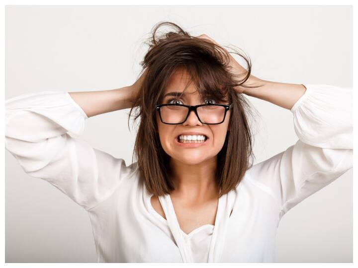 इस तनाव का सबसे पहला व तेज असर हमारे बालों व स्किन पर पड़ता है. जब हम तनाव के दौर में होते हैं तो हमारे शरीर में कॉर्टिसोल नामक हार्मोन बनता है जो हमारी स्किन व बालों के स्वास्थ्य को प्रभावित करता है.