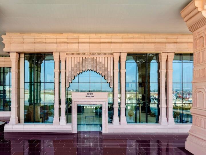 10 हजार वर्गमीटर में फैले स्टेशन परिसर में रेल कर्मचारियों के लिए आवास, रेलवे पुलिस कार्यालय, लिफ्ट, एस्कलेटर, फूड प्लाजा, एसी वेटिंग रूम, वीआईपी लाउंज जैसी अत्याधुनिक सुविधाएं विकसित की गई हैं.