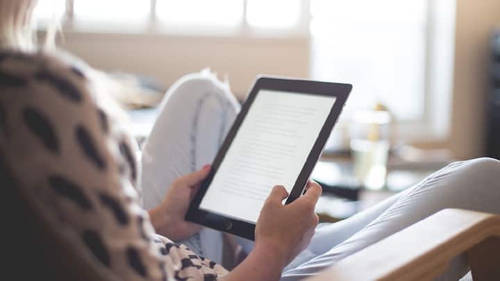 Benefits Of  Books Reading : मोबाईल कधिच पुस्तकांची जागा घेवू शकेल?  पुस्कक वाचण्याचे फायदे जाणून घ्या.