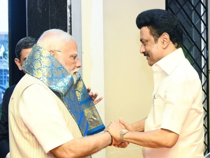 பிரதமருக்கும் பொன்னாடை அணிவித்த முதல்வர் ஸ்டாலின்..