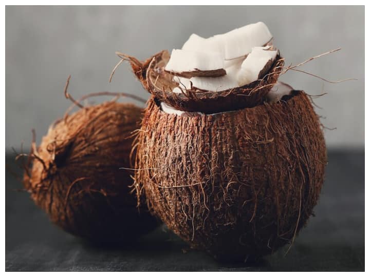 ठंड के दिनों में कच्चे नारियल का सेवन करने से शरीर को कई तरह के लाभ मिलते हैं. इसमें कॉपर, सेलेनियम, आयरन, फास्फोरस, पोटेशियम, मैग्नीशियम और जस्ता जैसे अनेक खनिज पाए जाते हैं. ये सभी शरीर के लिए बेहद जरूरी होते हैं.