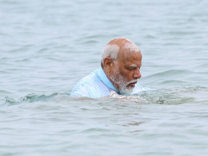 pm-narendra-modi-takes-holy-dip-in-rameswaram-angi-theerth-beach-prays-ramanathaswamy-temple PM Modi in Ramanathaswamy Temple: PM મોદીએ રામેશ્વરમ દરિયામાં લગાવી આસ્થાની ડૂબકી