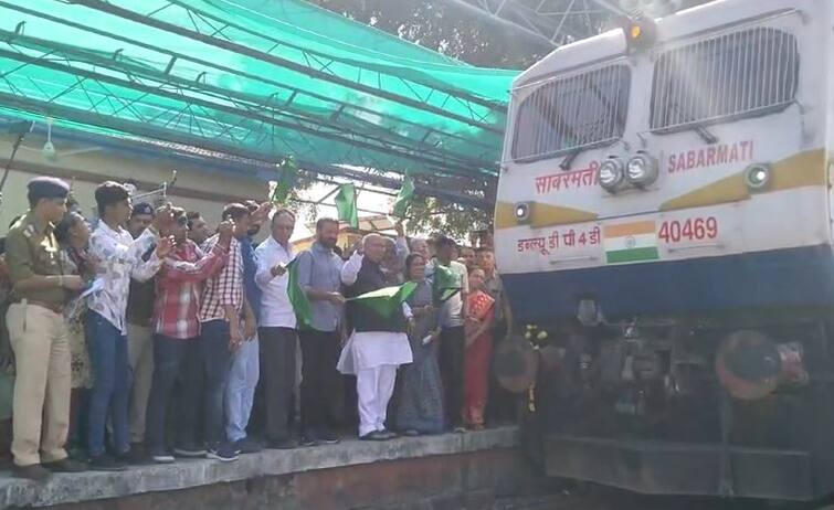 Veraval Bandra train stopped at Navagadh station  Rajkot: વેરાવળ-બાંદ્રા ટ્રેનને આ જગ્યાએ અપાયો સ્ટોપ, વેપારીઓમાં ખુશીનો માહોલ