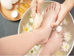 पार्लर में जाकर मैनीक्योर पेडीक्योर कराने की नहीं पड़ेगी जरूरत, बस फॉलो करें ये 5 स्टेप्स, फिर देखें निखार