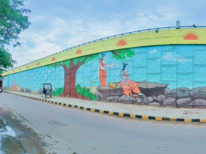 अयोध्या में मंदिर तक पहुंचने में संघर्ष न करना पड़े इसका भी पूरा ध्यान रखा जा रहा है. राम, भक्ति, जन्मभूमि और धर्म पथ को संवारा जा रहा है. अयोध्या एयरपोर्ट, स्टेशन पहुंचने वाली सड़कों के साथ-साथ पैदल यात्रियों के लिए फुटपाथ भी सजाए जा रहे हैं. अयोध्या स्टेशन का पहला चरण 2022 में ही पूरा किया जा चुका है.