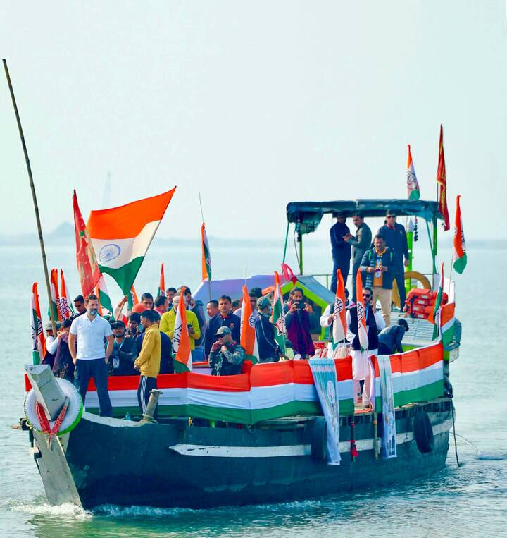 कांग्रेस नेता राहुल गांधी ने मंगलवार (16 जनवरी 2024) को नागालैंड में भारत जोड़ो न्याय यात्रा के दौरान कोहिमा युद्ध कब्रिस्तान का दौरा किया. यह उनकी यात्रा का तीसरा दिन था.