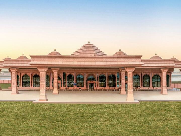 अयोध्या में श्रद्धालुओं को अनोखा अनुभव मिलेगा. कुंभ में प्रवास करने वाले लिए श्रद्धालुओं के टिन सिटी बनाई जाएगी. अयोध्या में बंदरों की संख्या काफी अधिक है. ऐसे में यहां 15 हजार लोगों की क्षमता वाली टिन सिटी बनाने का फैसला लिया गया है. टेंट कपड़े के बदले टिन से बनाए जाएंगे. 50 एकड़ में फैली टिन सिटी में 4500 लोगों की क्षमता वाले 1500 कमरों का भी इंतजाम किया गया है.