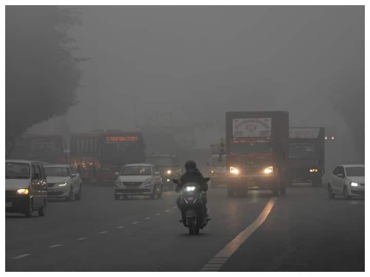 Delhi Weather Update News: राष्ट्रीय राजधानी में शनिवार को न्यूनतम तापमान सामान्य से एक डिग्री अधिक 8.5 डिग्री सेल्सियस दर्ज किया गया. इस बात की जानकारी भारत मौसम विज्ञान विभाग (आईएमडी) ने दी.