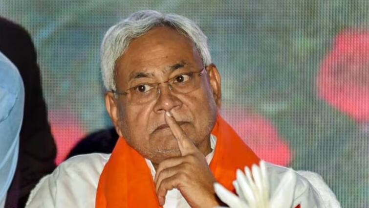 bihar cm Nitish Kumar is believed to have once again decided to go with the NDA for loksabha election 2024 Nitish kumar : नितीश कुमार पुन्हा एकदा राजकीय कलटी मारण्याच्या तयारीत; इंडिया आघाडीला धक्का देत पुन्हा भाजपला मांडी लावून बसणार?