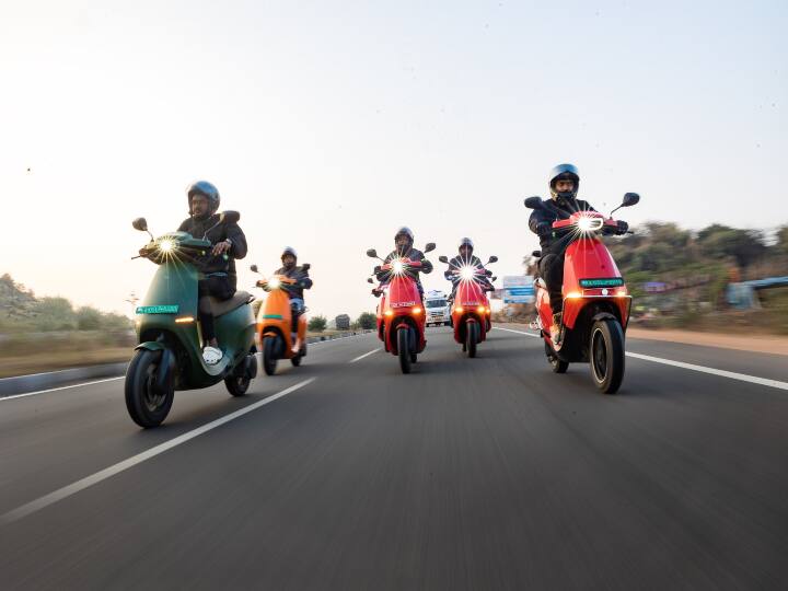 लिस्ट में पहला नाम घरेलू बाजार में इलेक्ट्रिक सेगमेंट की लीडर ओला इलेक्ट्रिक का है. जिसने पिछले महीने 30,219 यूनिट्स की बिक्री की थी, जो नवंबर 2023 के मुकाबले 1.03 फीसद कम रही.