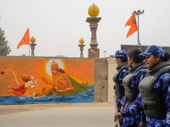 अयोध्या के एसएसपी राजकरन नैय्यर ने बताया कि 20 जनवरी की रात 8 बजे से अयोध्या बॉर्डर से आकस्मिक वाहन और यहां के स्थानीय निवासियों के वाहनों के अतिरिक्त केवल हमारे आमंत्रित अतिथिगण या जिन्हें मीडिया पास उपलब्ध करवाया जाएगा केवल उनके वाहनों को अंदर प्रवेश करने आदेश दिया जाएगा.