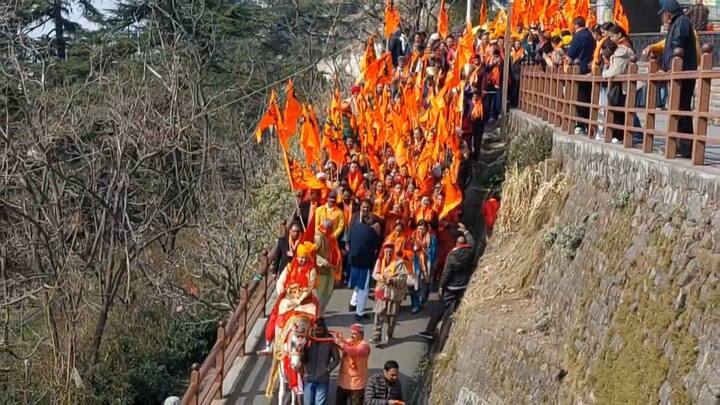 शोभा यात्रा शिमला के मशहूर कालीबाड़ी मंदिर से शुरू हुई. इसके बाद लोअर बाजार और भगत सिंह मार्ग होते हुए शोभा यात्रा शिमला के मशहूर राम मंदिर में पहुंची. इस दौरान हजारों भक्तों ने भगवान श्री राम का आशीर्वाद लिया.