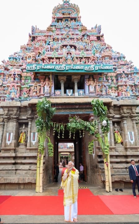 पीएम मोदी ने एक्स पर फोटो पोस्ट करते हुए लिखा कि श्री रंगनाथस्वामी मंदिर में प्रार्थना करने का अवसर पाकर सम्मानित महसूस कर रहा हूं. उन्होंने कहा, इस मंदिर से प्रभु श्री राम का संबंध बहुत पुराना है. मैं उस भगवान का आशीर्वाद पाकर धन्य महसूस कर रहा हूं जिसकी प्रभु श्री राम ने भी पूजा की थी.