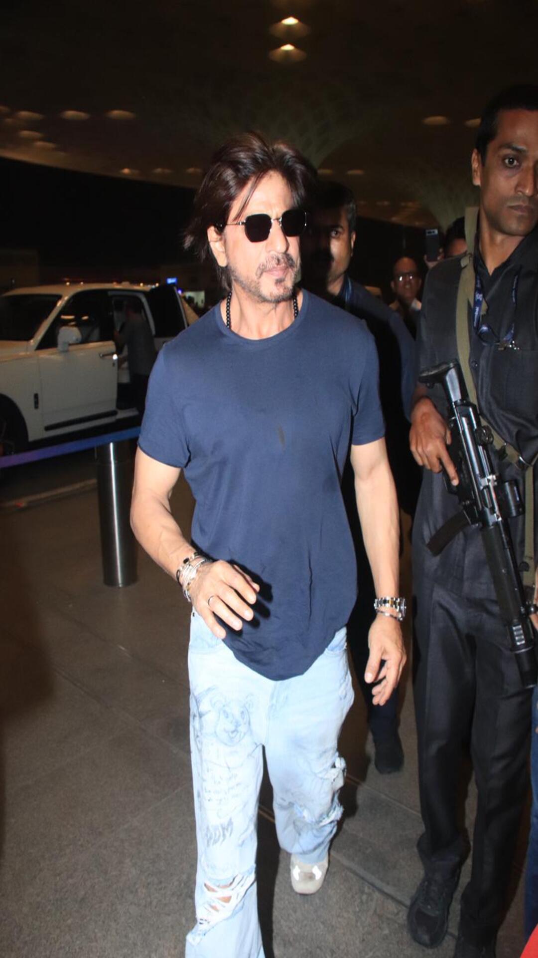 Shah Rukh Khan Arrives At Mumbai Airport In A Casual Attire