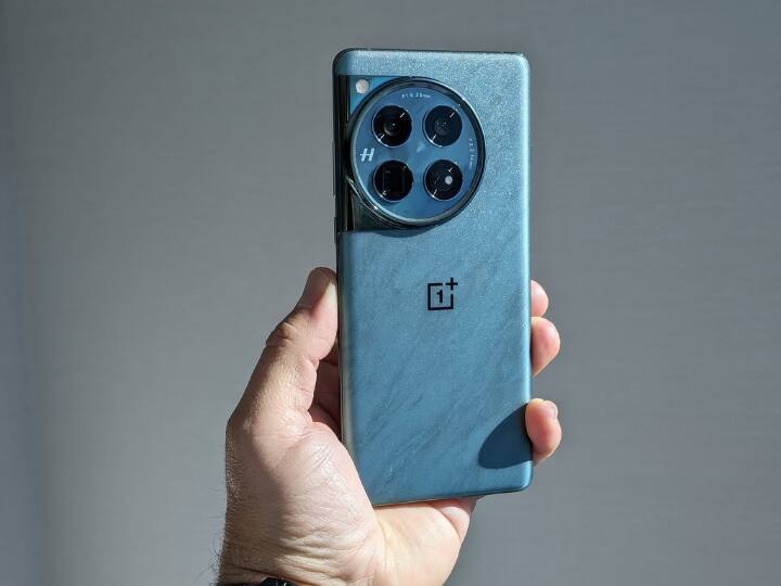 वनप्लस 12 में 54000 एमएएच की बैटरी 100 वॉट के फ़ास्ट चार्जिंग के साथ मिलेगी जबकि वनप्लोए 12R में  5500 एमएएच की बैटरी मिल सकती है.