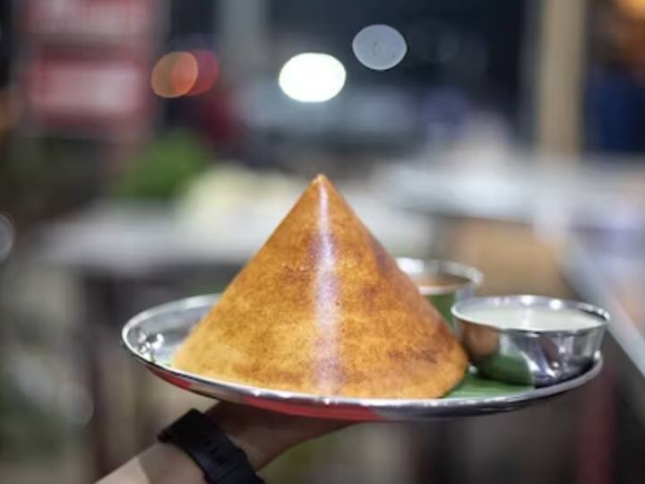 பிறகு தோசை மாவு பதத்திற்கு அரைத்து உப்பு சேர்த்து கலந்து 8 மணிநேரம் புளிக்கவிடவும்.